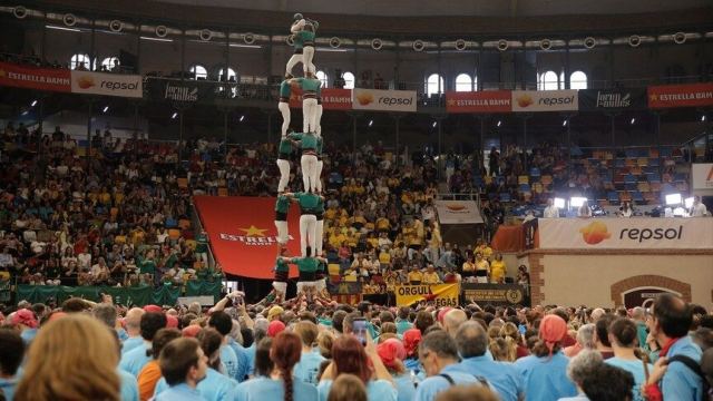 İnsan kuleleri Tarragona'daki festivalde bir araya geldi