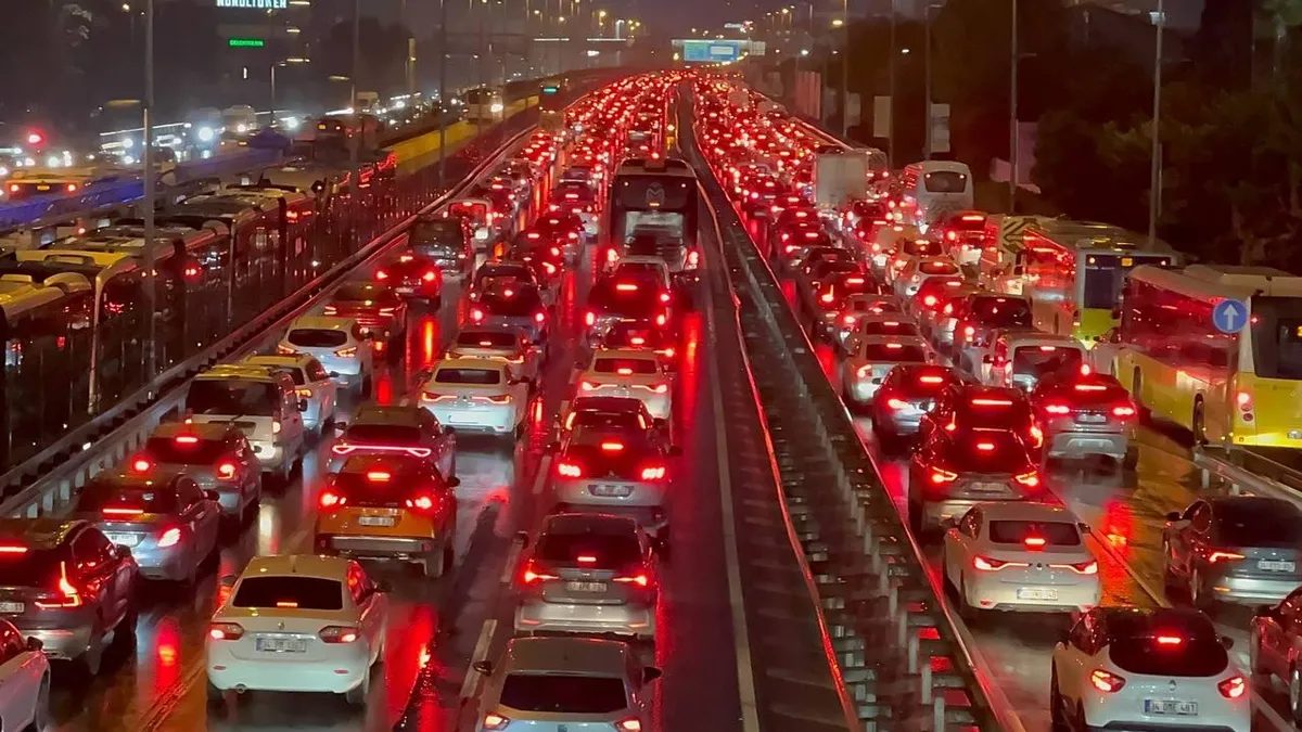 İstanbul'da trafik yoğunluğu yüzde 83 seviyesine ulaştı