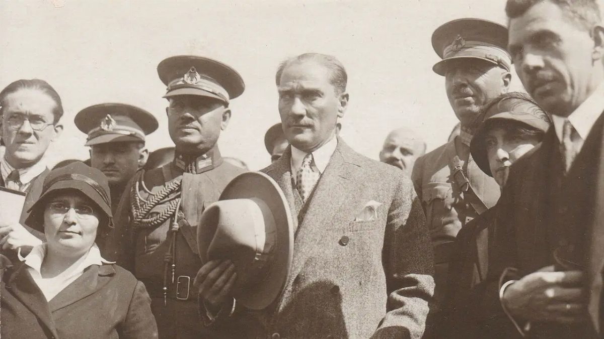 Atatürk’ün Edebiyatla Olan İlişkisi ve Şiirleri