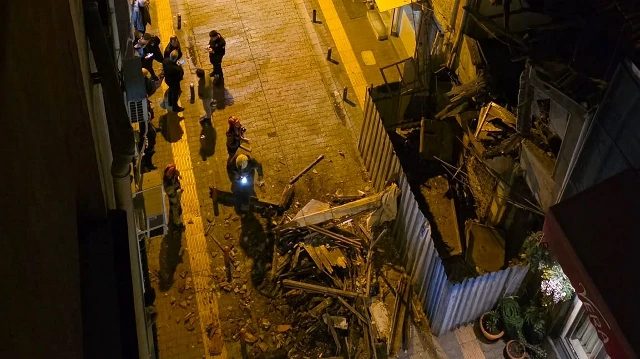 Bakırköy'de metruk bina çöktü, can kaybı yaşanmadı
