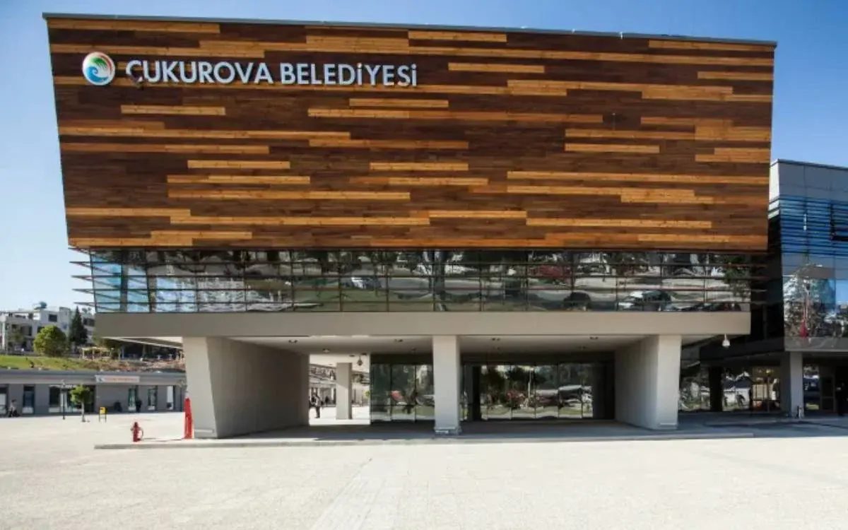 Çukurova Belediyesi'nde yolsuzluk iddiaları: 49 kişi adliyeye sevk edildi