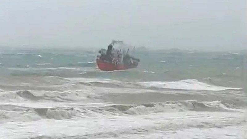 Sarıyer açıklarında LPG tankeri fırtınada sürüklendi
