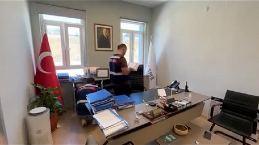 Çeşme Belediyesine yönelik operasyonda 9 şüpheli gözaltına alındı