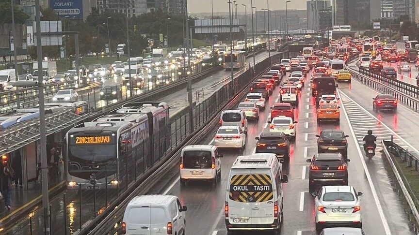 İstanbul'da akşam saatlerinde trafik yoğunluğu yüzde 89'a ulaştı