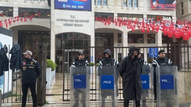 Eyüpsultan Belediyesi'ne yönelik operasyona siyasetçilerden tepki