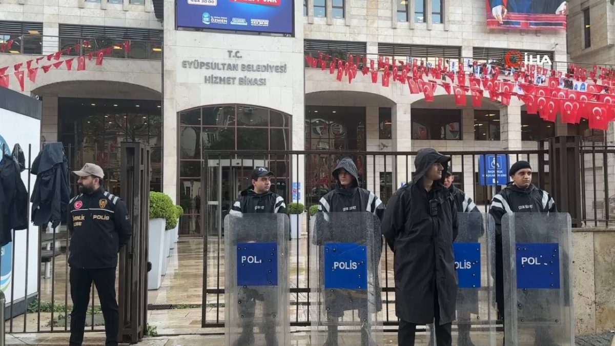 Eyüpsultan Belediyesi'ne yönelik operasyona siyasetçilerden tepki