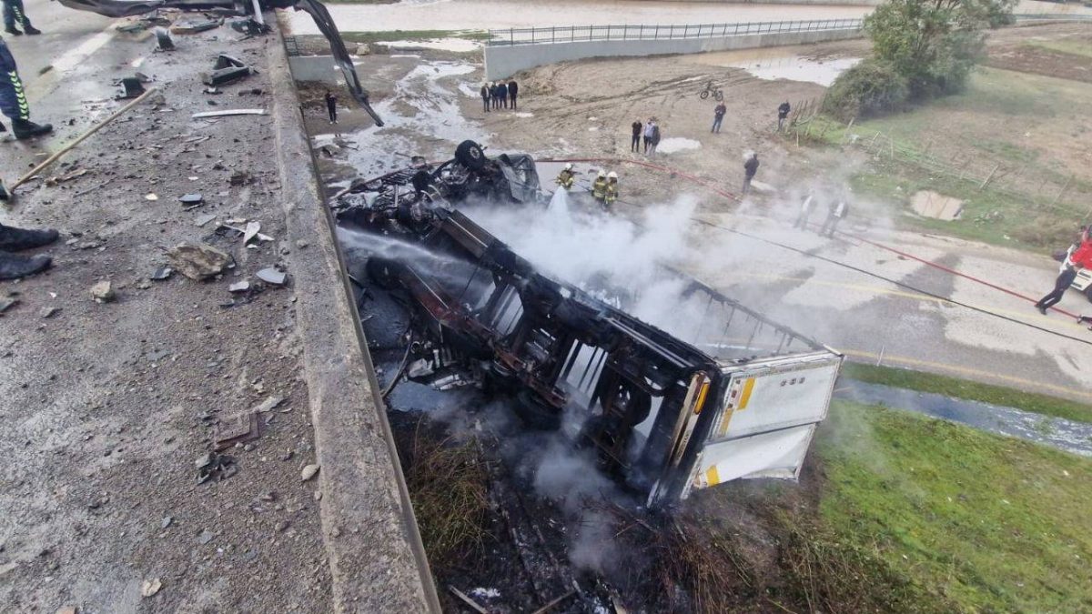 Düzce'de TIR köprüden düştü, şoför son anda kurtuldu