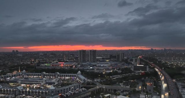 İstanbul'da Yağmur Bulutları ve Gün Batımı Bir Arada Görüldü