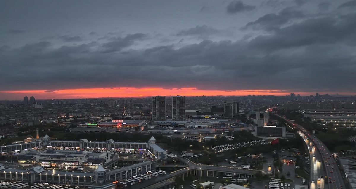 İstanbul'da Yağmur Bulutları ve Gün Batımı Bir Arada Görüldü
