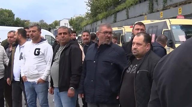 İstanbul'da Minibüsçüler İBB Önünde Kontak Kapatma Eylemi Düzenledi