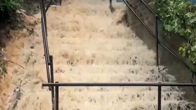 Beykoz'da sağanak yağış nedeniyle araçlar çamura gömüldü