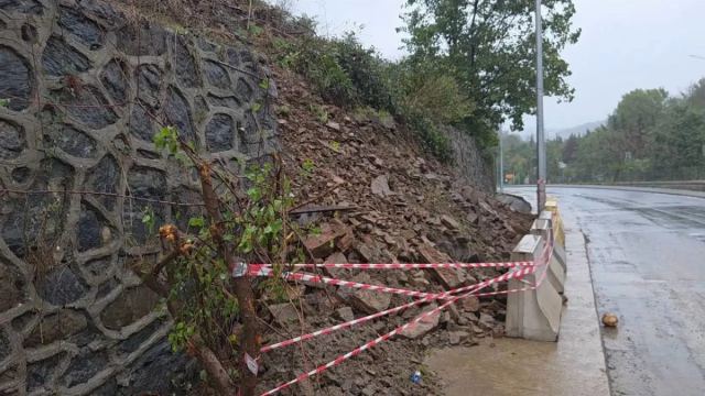 Sultangazi'de toprak kayması tarihi su hattına zarar verdi
