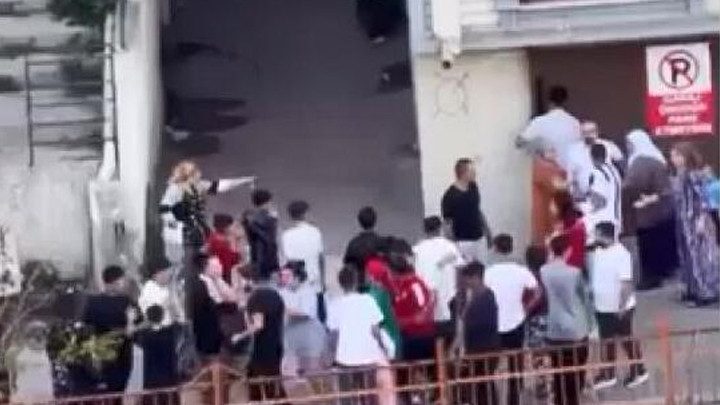 Kağıthane'de Çocuklara Kuş Göstereceğim Diyen Şüphelilere Saldırı