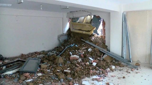 Pendik'te Freni Boşalan Kamyon 6 Katlı Bina Girdi