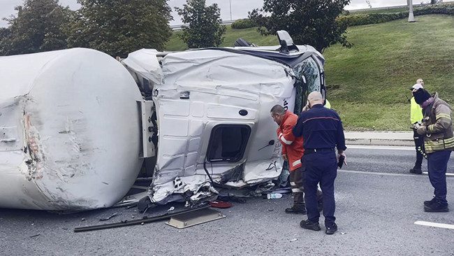 Bakırköy'de tanker devrildi, bir kişi yaralandı