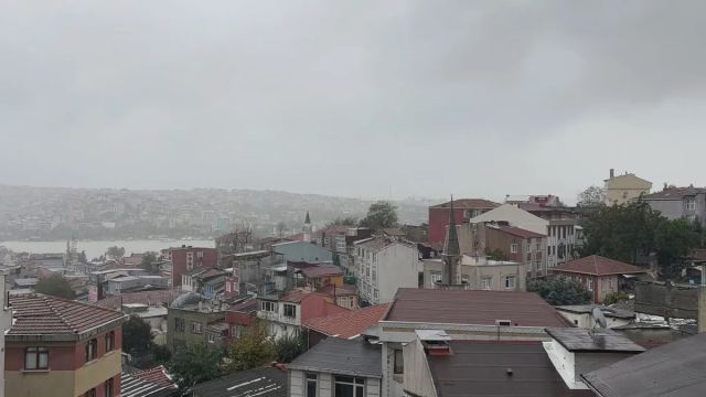 İstanbul'da Sağanak Yağış Gündüzü Karanlığa Bürüdü