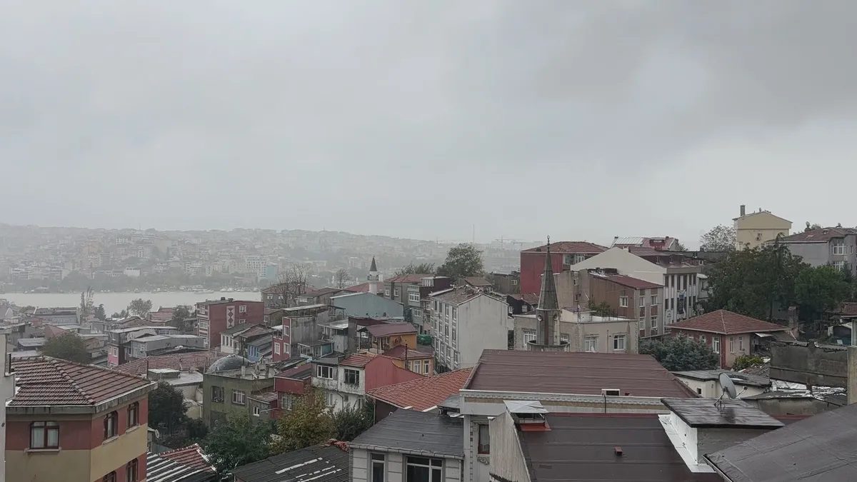 İstanbul'da Sağanak Yağış Gündüzü Karanlığa Bürüdü