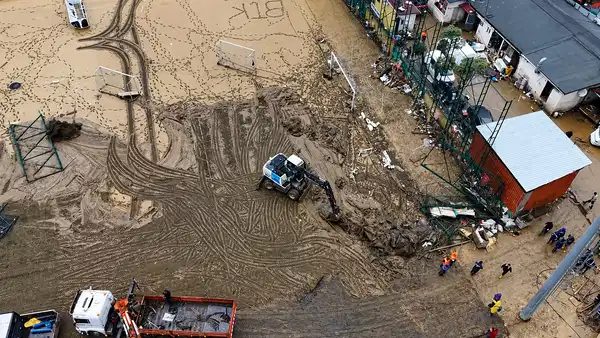 Sarıyer Ayazağa'da sel sonrası riskli yapıların yıkımına başlandı