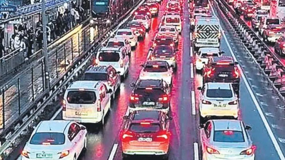İBB'nin Küçükçekmece'deki Yol Çalışması Trafiği Olumsuz Etkiledi