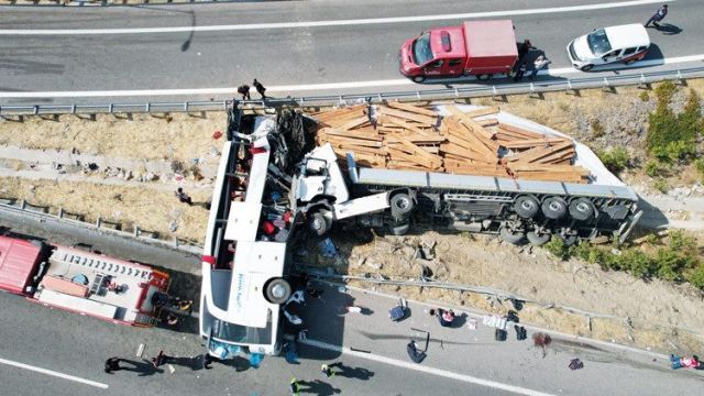 İstanbul'da Otoyolda Geri Manevra Kazasında 11 Kişi Hayatını Kaybetti