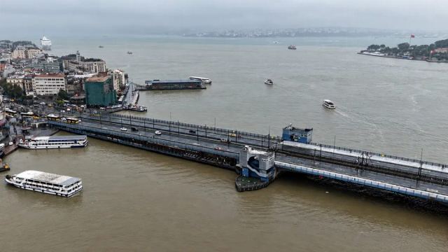 İstanbul Boğazı'nda Haliç'in deniz rengi değişti
