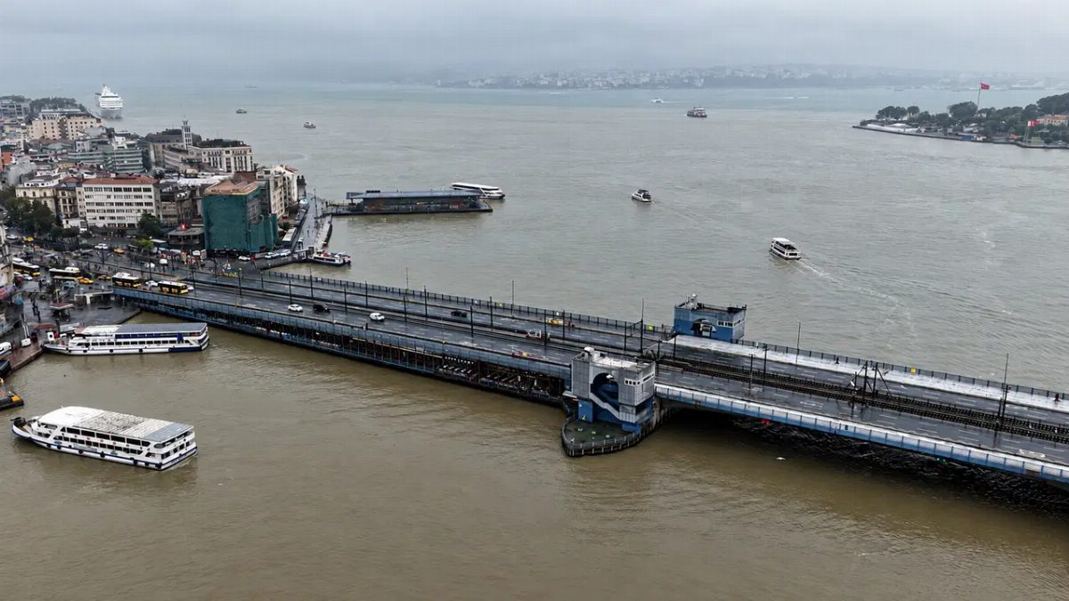 İstanbul Boğazı'nda Haliç'in deniz rengi değişti