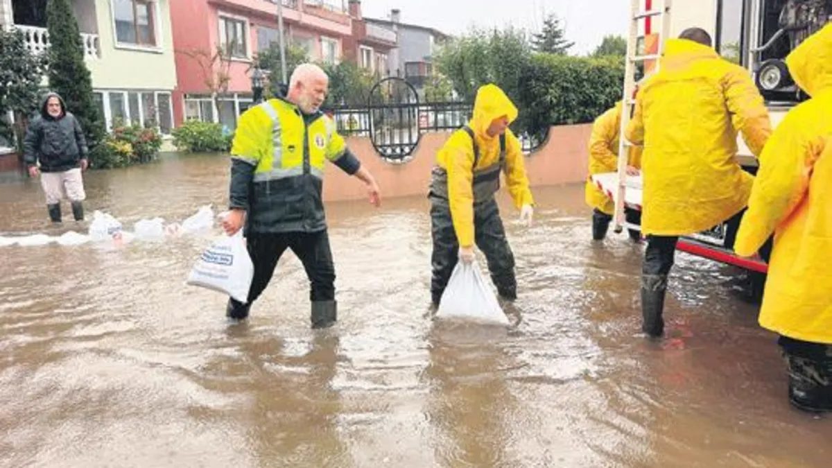 Şile'de sağanak yağış taşkın ve toprak kaymasına yol açtı