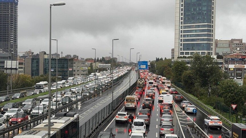 İstanbul'da trafik yoğunluğu akşam saatlerinde yüzde 89'a ulaştı