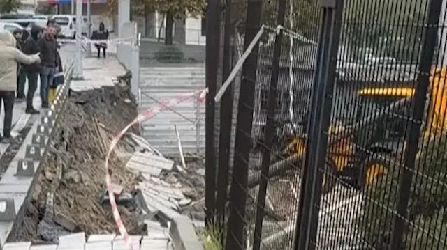 Sultangazi'de sağanak yağış nedeniyle ilkokulun duvarı çöktü