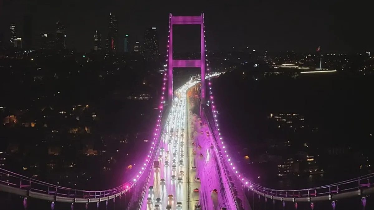 FSM Köprüsü ve Avrasya Tüneli pembe ışıklarla aydınlatıldı