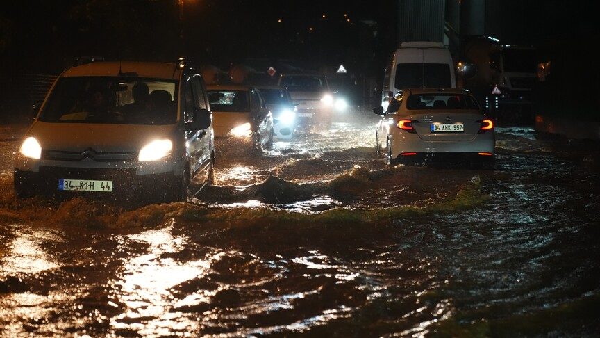 İstanbul'da sağanak yağış nedeniyle su baskınları yaşanıyor
