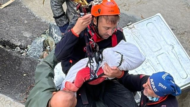 Sakarya'da AFAD, dere taşkınında bebeği halatla kurtardı