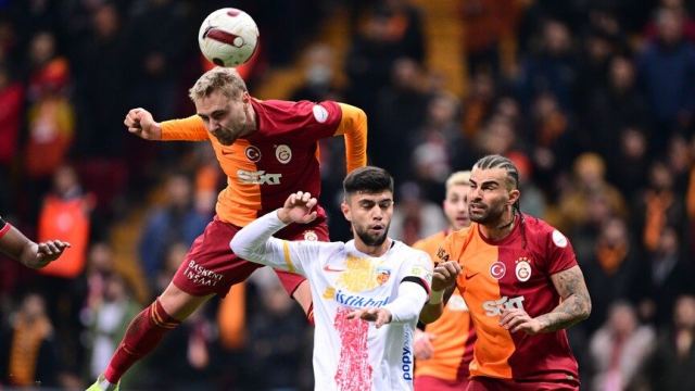 İstanbul'da Kuvvetli Yağış Ayazağa'da Ulaşımı Olumsuz Etkiledi