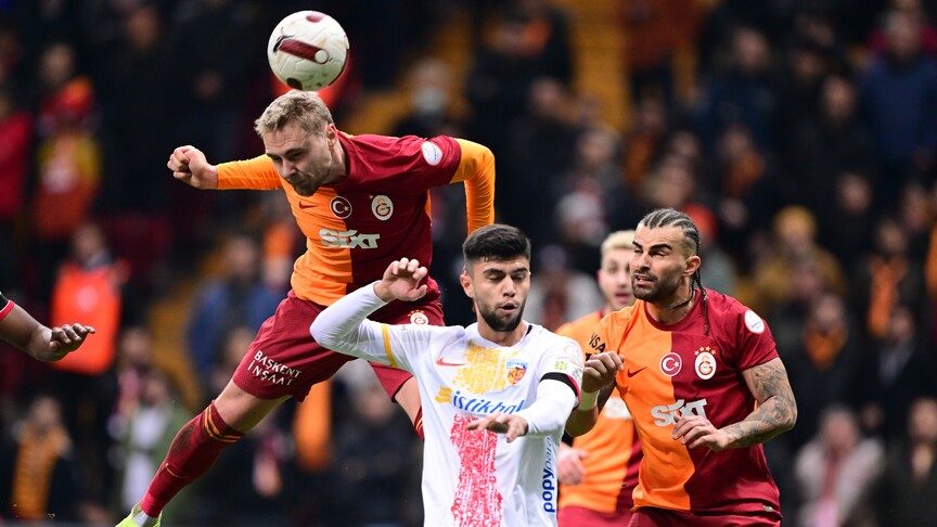 İstanbul'da Kuvvetli Yağış Ayazağa'da Ulaşımı Olumsuz Etkiledi