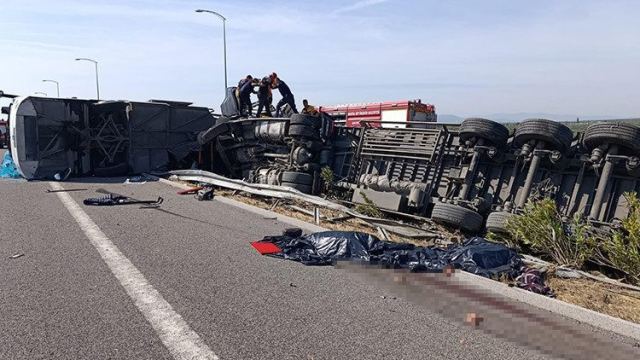 Manisa Akhisar'da TIR ile otobüs çarpıştı, 11 ölü 27 yaralı