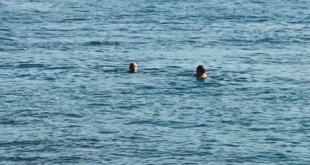 İstanbul'da Aşiyan Sahili'nde Ekim Sıcaklığı Denizde Keyif Sunuyor