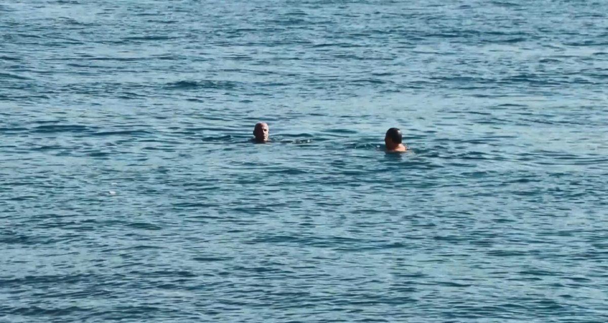 İstanbul'da Aşiyan Sahili'nde Ekim Sıcaklığı Denizde Keyif Sunuyor