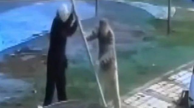 Sultangazi'de Çift, Rüzgar İçin Trafik Levhasını Sökerek Araçlarını Korudu