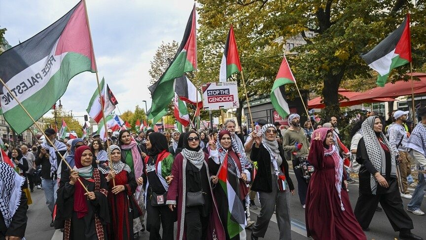 Berlin'de binlerce kişi silahlanmaya karşı gösteri düzenledi