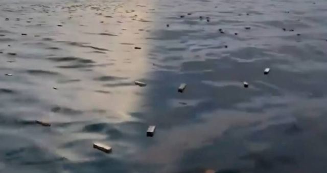 Hürmüz Boğazı'nda Balıkçılar iPhone Avına Çıktı