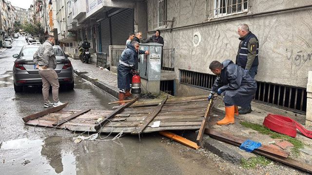 Küçükçekmece'de Su Bastığı Dairede Mahsur Kalan Kurtarıldı