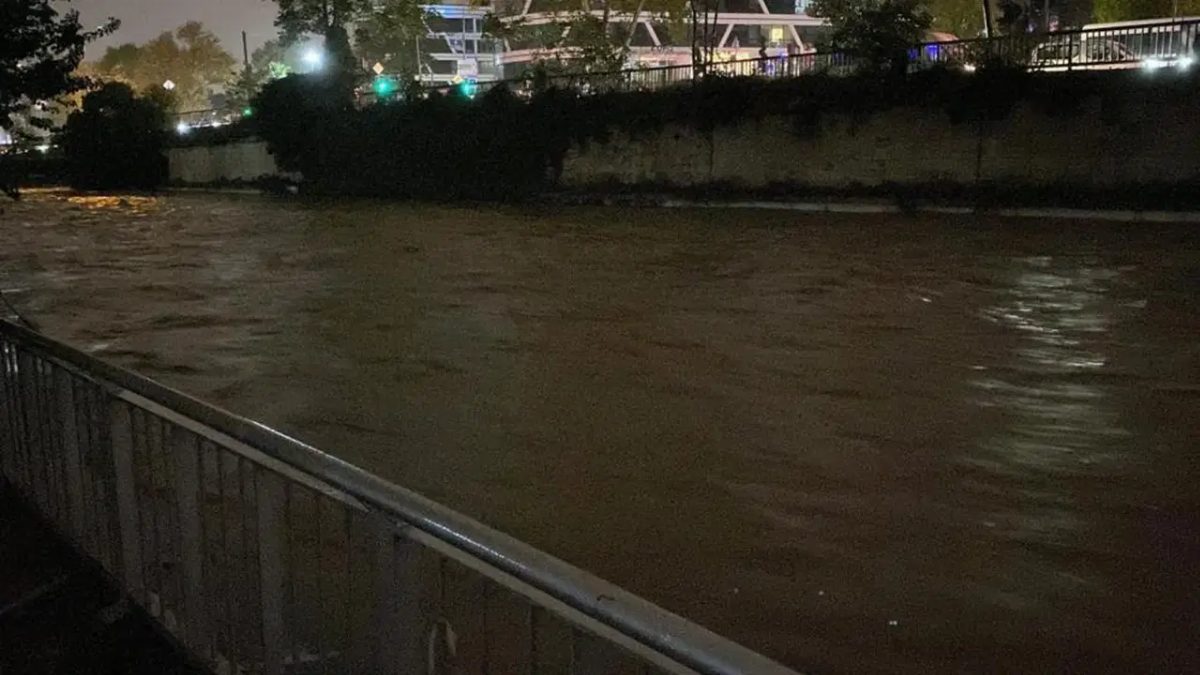 Kağıthane Deresi sağanak yağışla taşma noktasına geldi