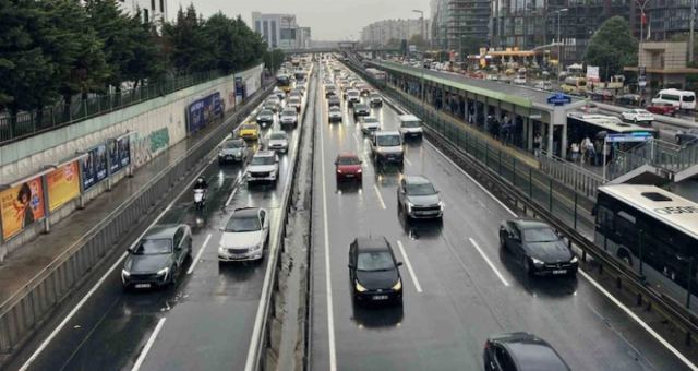 İstanbul'da sağanak yağış öncesi trafik yoğunluğu yüzde 35