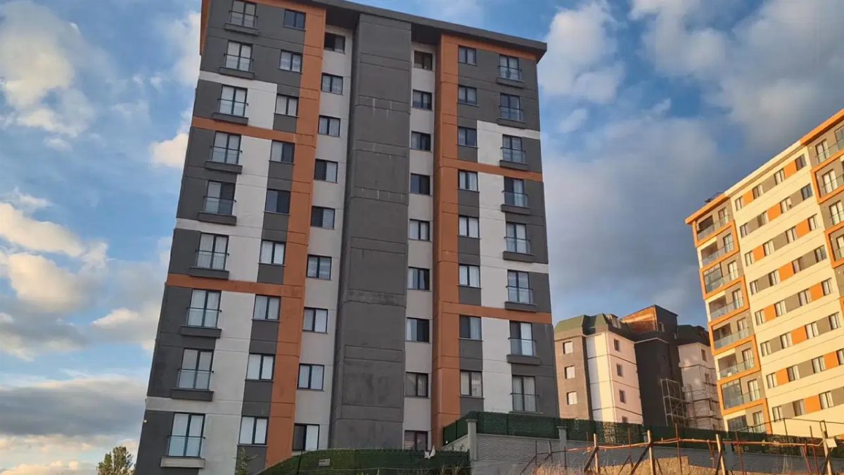 Pendik'te toprak kayması nedeniyle apartman sakinleri tahliye edildi