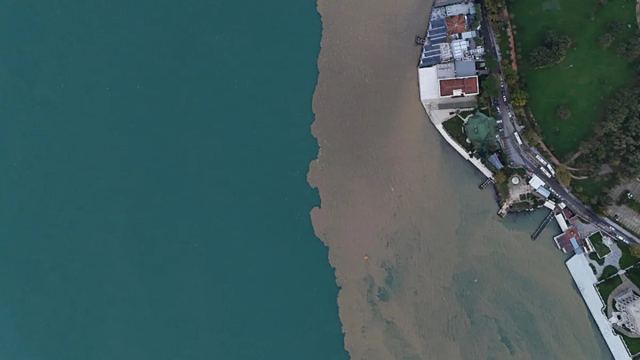 İstanbul Boğazı'nda sağanak sonrası su rengi kahverengiye döndü
