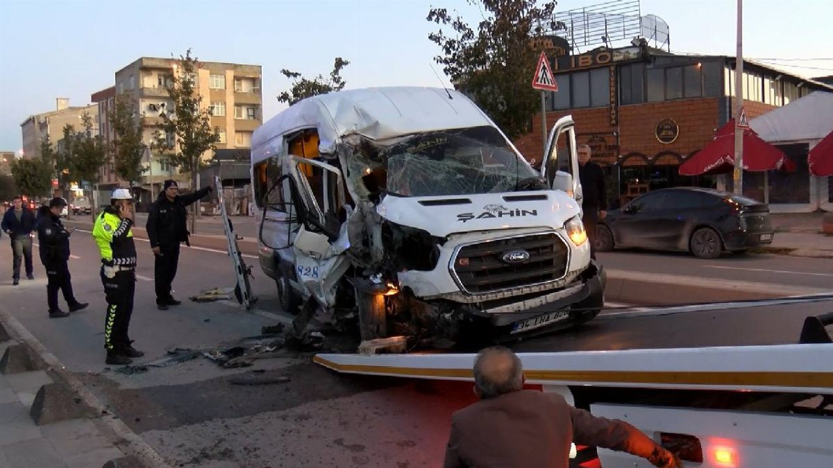 İstanbul'da Servis Minibüsü Park Halindeki Kamyona Çarptı