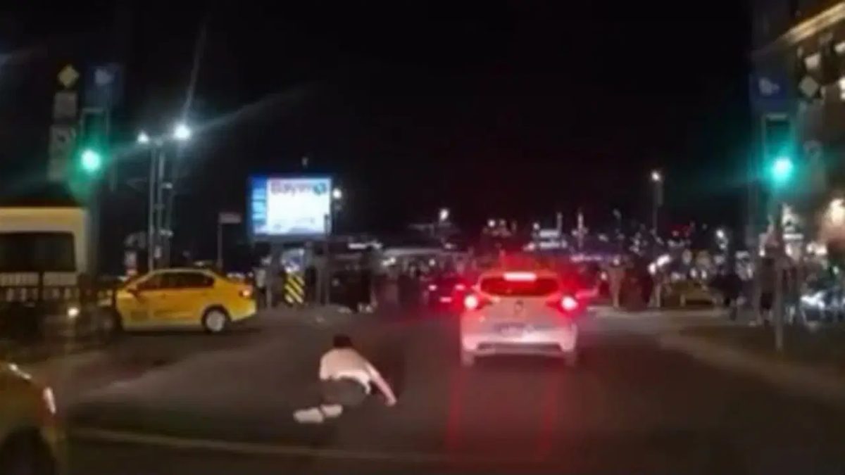 Eminönü'nde yolun karşısına geçerken otomobil çarptı