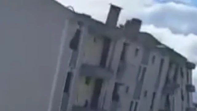 Elazığ'da ağır hasarlı bina yıkımında dehşet verici anlar