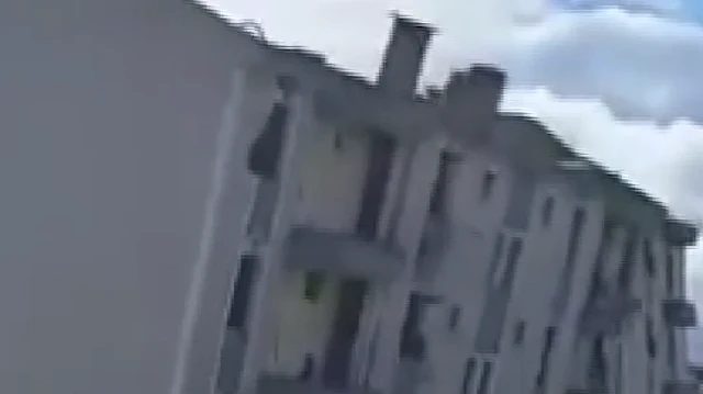 Elazığ'da ağır hasarlı bina yıkımında dehşet verici anlar
