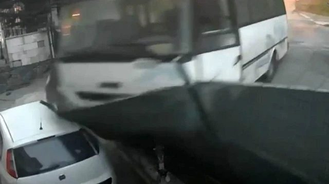 Arnavutköy'de Freni Boşalan Midibüs Evin Bahçesine Girdi